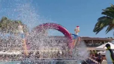 Belek, Türkiye, Eylül 2019. Bikini dansı yapan genç kızlarla köpüklü havuz partisi, köpüklü hava üfleyici ve yüzen insanlarla dolu havuz. Yaz tatilleri, eğlence sporları, aile seyahatleri, turizm