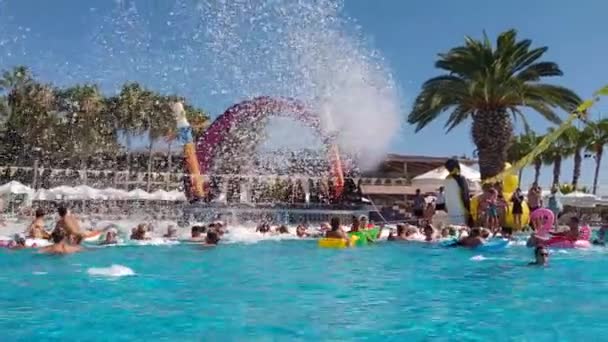 Belek, Turkije, september 2019. Schuim zwembad feest met jonge meisjes in bikini dansen zwembad, bellen blazer en overvol zwembad met mensen zwemmen. Zomervakantie, sport, reizen met het gezin, toerisme — Stockvideo