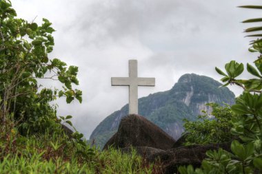 Çapraz. Lans Angle. Mutlu. Seyşeller