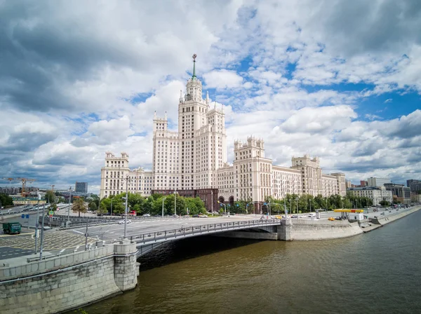 Kotelnicheskaya bölgesindeki Moskova 'da bulunan sekiz Sovyet 50 ' nin gökdelerinden biri nehir kenarında. Rusya