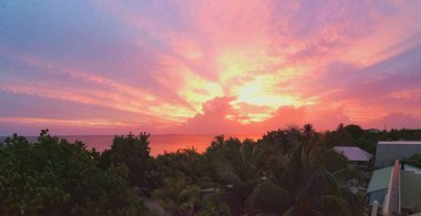 hiçbir ayarlamak renkleri ile Maldivler adalarında olağanüstü gün batımı
