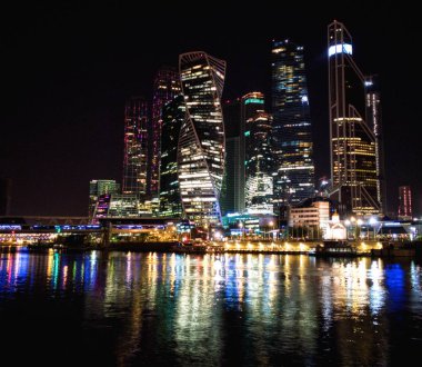 Moskova şehri. Gökdelenler geceleri nehre yansıyor. Rusya