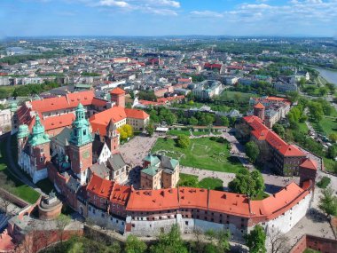 Wawelis thevistula nehri üzerinde bir müstahkem kompleks. Eski şehir. Krakov, ne? Polonya