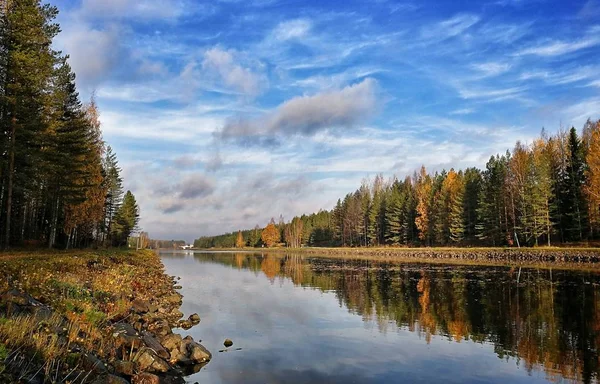 Derin sonbahar Saimaa Kanalı vardır. Finlandiya