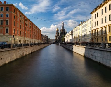 Griboedova kanalında Dökülen Kan Üzerine Kurtarıcı Kilisesi, St. Petersburg'un en önemli turistik mekanlarından biridir. Rusya