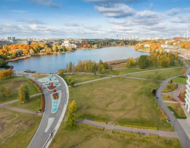 Toolonlahti Gölü 'nün etrafında sonbahar. Helsinki. Finlandiya