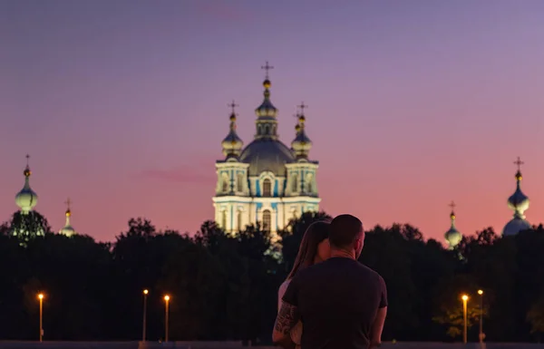 Casal Encontra Pôr Sol Uma Noite Quente Verão — Fotografia de Stock