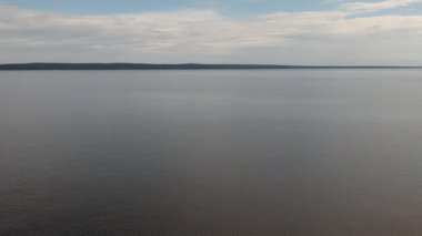Onega Gölü yaz sabahında bulutlu bir havada. Petrozavodsk. Rusya
