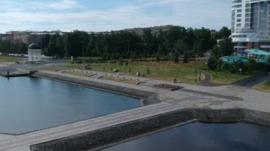 Bulutlu bir havada yaz sabahı terk edilmiş toprak seti. Petrozavodsk. Rusya