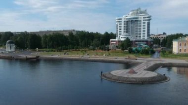 Bulutlu bir havada yaz sabahı terk edilmiş toprak seti. Petrozavodsk. Rusya