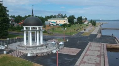 Bulutlu bir havada yaz sabahı terk edilmiş toprak seti. Petrozavodsk. Rusya