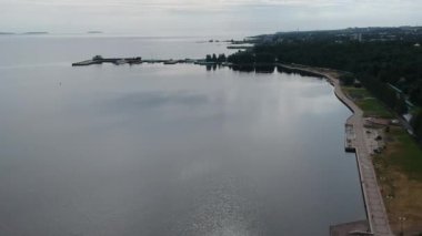 Bulutlu bir havada yaz sabahı terk edilmiş toprak seti. Petrozavodsk. Rusya