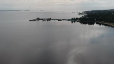 Bulutlu bir havada yaz sabahı terk edilmiş toprak seti. Petrozavodsk. Rusya