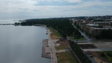 Bulutlu bir havada yaz sabahı terk edilmiş toprak seti. Petrozavodsk. Rusya