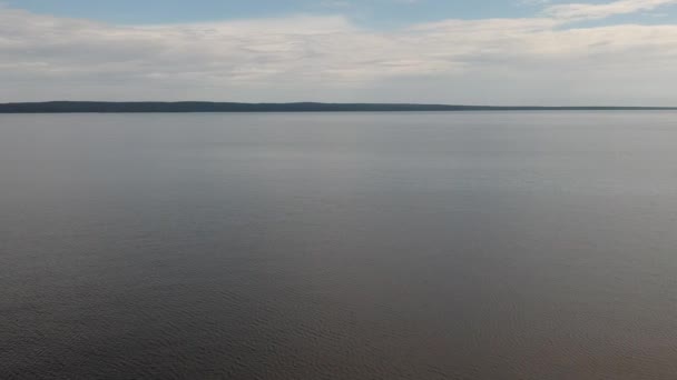 Lac d'Onega le matin d'été par temps nuageux. Petrozavodsk. Russie