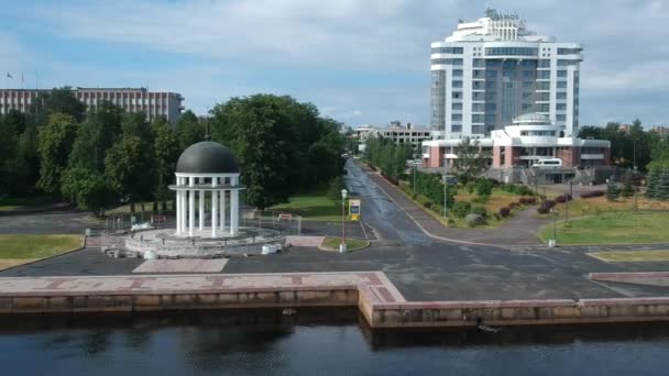 Bulutlu Bir Havada Yaz Sabahı Terk Edilmiş Toprak Seti Petrozavodsk — Stok video