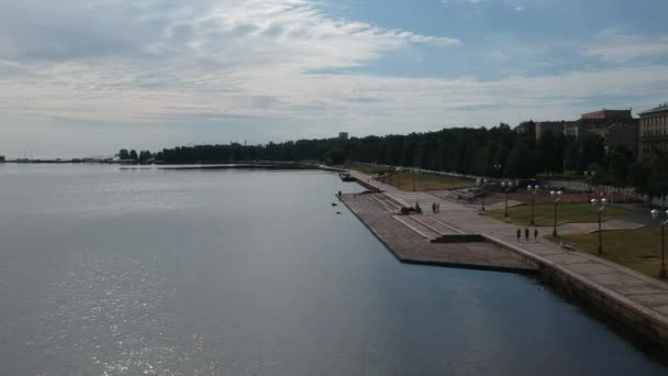 Woestijnachtige Dijk Zomerochtend Bij Bewolkt Weer Petrozavodsk Rusland — Stockvideo