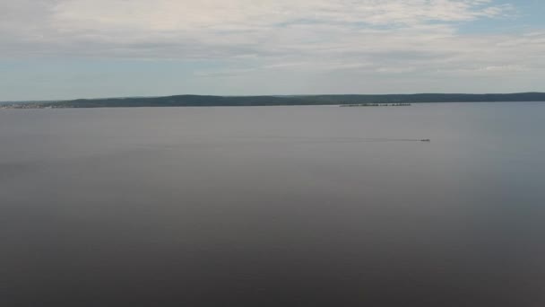 Lac d'Onega le matin d'été par temps nuageux. Petrozavodsk. Russie