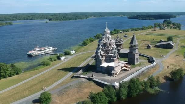 岛上有一座巨大的木制教堂和一个木制村庄 俄罗斯 — 图库视频影像