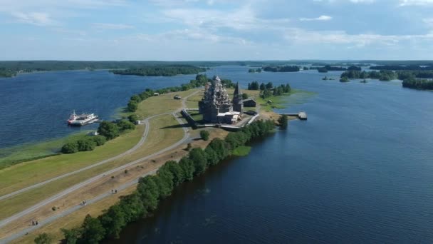 岛上有一座巨大的木制教堂和一个木制村庄 俄罗斯 — 图库视频影像