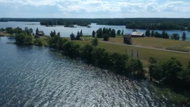 Une immense église en bois et un village en bois sur l'île.Kizhi. Russie