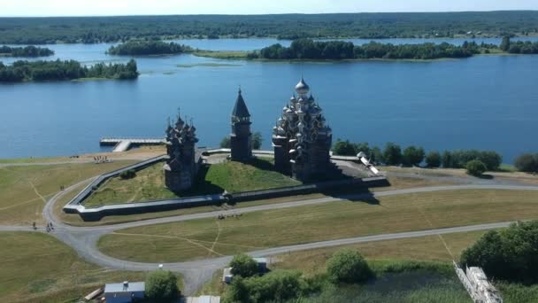 Een Enorme Houten Kerk Een Houten Dorp Het Eiland Kizhi — Stockvideo