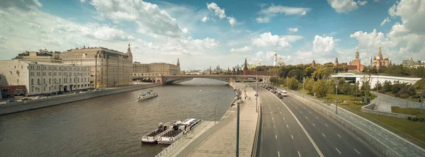 Panoramatický Výhled Město Řeku Loďkami Most Letního Slunečného Dne Moskva — Stock fotografie