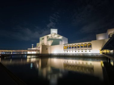 Geceleri modern tarz İslam Sanatları Müzesi inşa ediliyor.