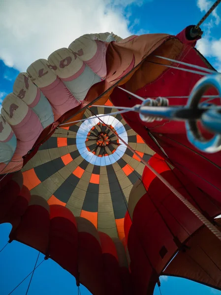 Aşağıdan bir sıcak hava balonu manzarası