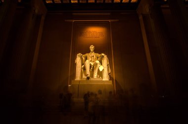 Geceleri Lincoln Anıtı