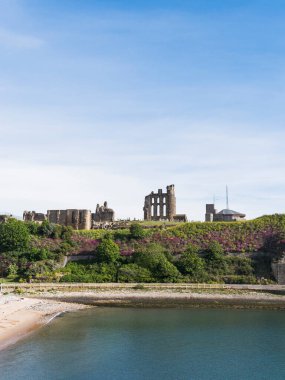 Tynemouth Kalesi 'nin kopyası ve güneyden sahil güvenlik istasyonu olan bir manastır..