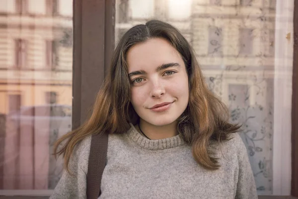 Retrato Livre Uma Jovem Mulher Sorridente — Fotografia de Stock