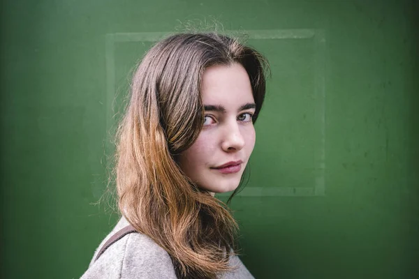 Utomhus Porträtt Leende Ung Kvinna — Stockfoto