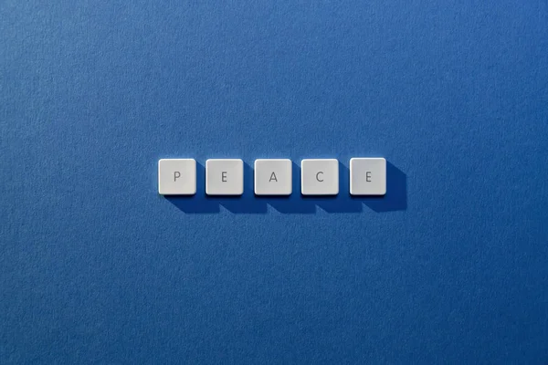 Beschreibung Des Wortes Frieden Mit Den Buchstaben Einer Alten Tastatur — Stockfoto