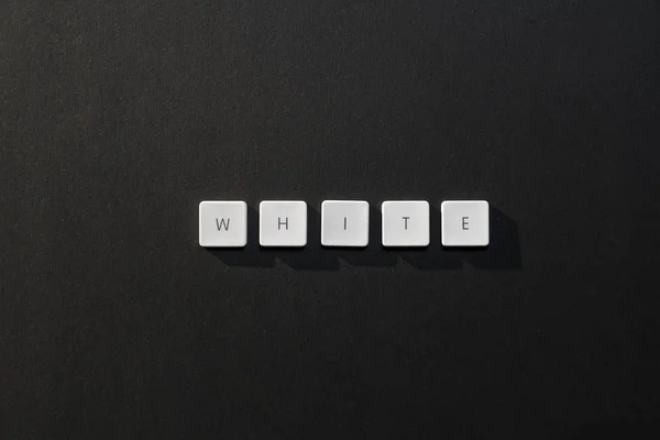 Beschreibung Des Wortes Weiß Mit Tastaturbuchstaben Auf Schwarzem Hintergrund — Stockfoto