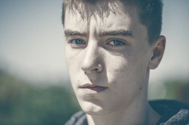 ciddi, genç bir adam portresi