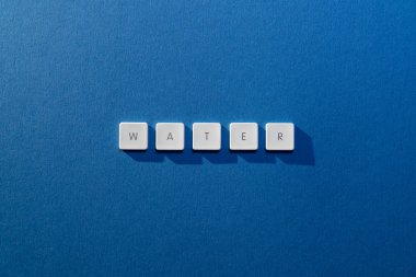 mavi bir arka plan üzerinde su kelime açıklaması