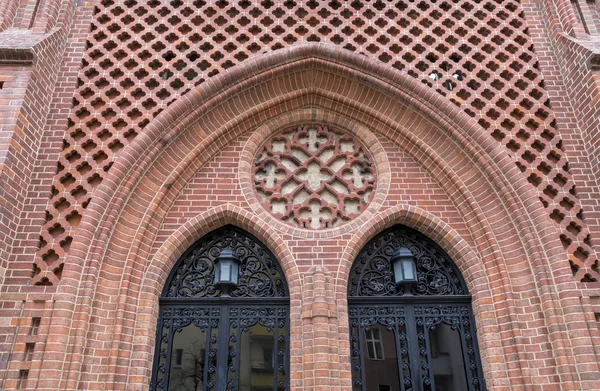 Entrada Decorada Una Antigua Iglesia Con Ladrillos Rojos — Foto de Stock