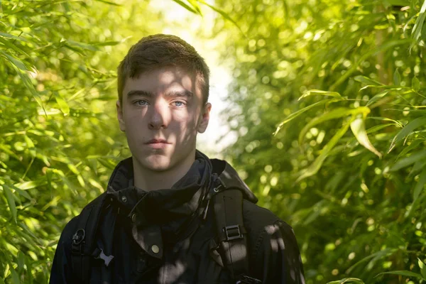 Retrato Jovem Com Sombras Uma Floresta Bambu Seu Rosto — Fotografia de Stock