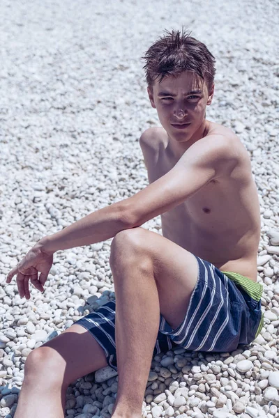 Retrato Joven Sentado Una Playa Piedra Imagen de stock