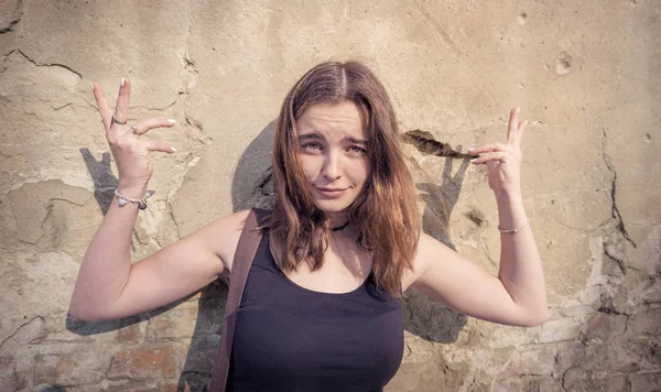 Retrato Una Joven Haciendo Gestos Con Las Manos — Foto de Stock