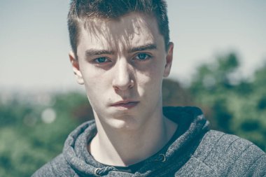 arka plan bulanık ile ciddi bir genç adam portresi