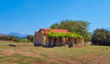 terk edilmiş eski çiftçi kulübesinde Yunanistan