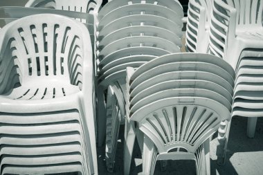 kirli eski yığınlar plastik sandalye