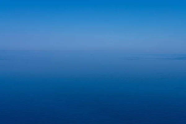 Mistige Blauwe Oceaan Landschap Voor Achtergronden — Stockfoto