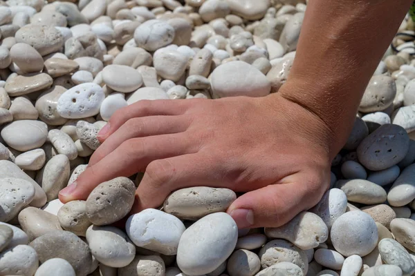 Perto Uma Mão Uma Praia Pedra — Fotografia de Stock