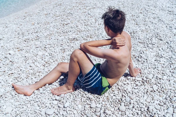 Espalda Joven Sentado Una Playa Piedra Imagen de archivo