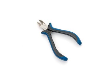 beyaz izole bir eski yan kesici yakın çekim