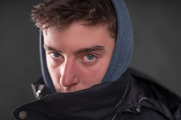 Portret Van Een Jonge Man Met Hoodie — Stockfoto