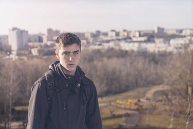 Genç bir adam portresi gökdelenin arka planda bir manzarası ile